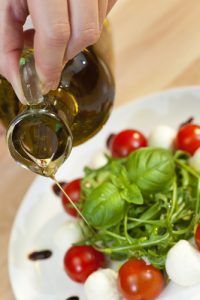 olive oil poured on salad_The_tubby_olive